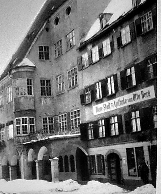 Hausfassade mit Schriftzug Obere Stadt-Apotheke von Otto Berg im Winter