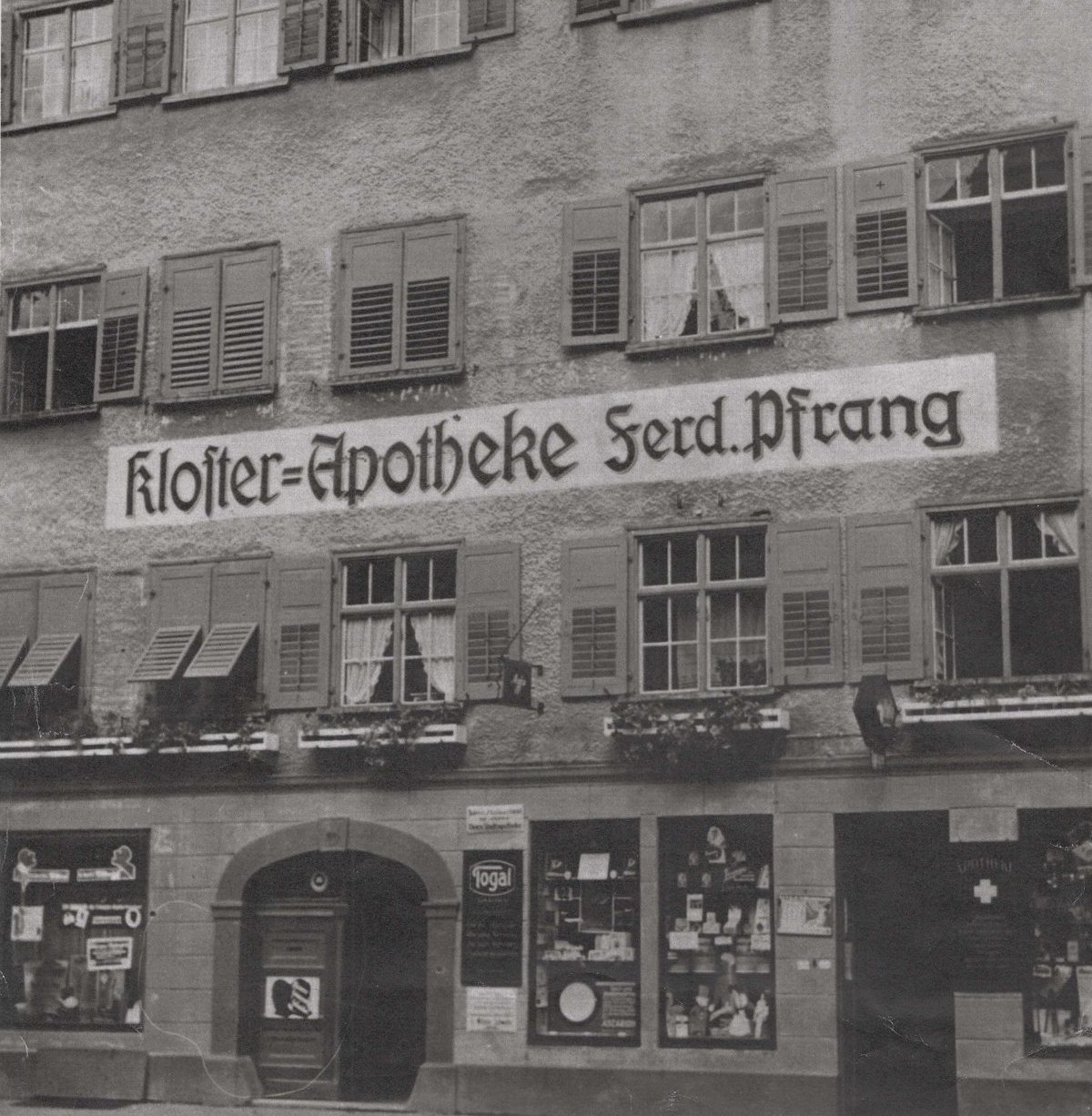 Hausfassade mit Schriftzug Kloster-Apotheke Ferd. Pfrang