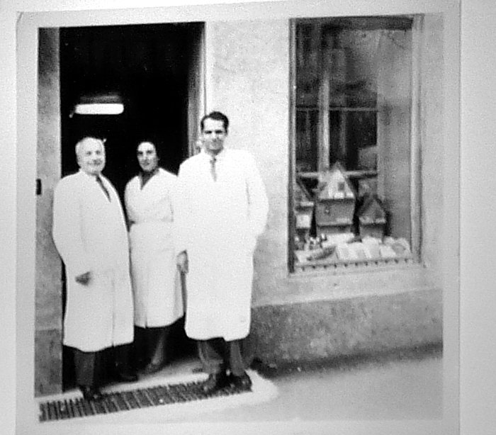 Apotheker Richard Friedel mit seinem Mitarbeiterteam vor der Apotheke