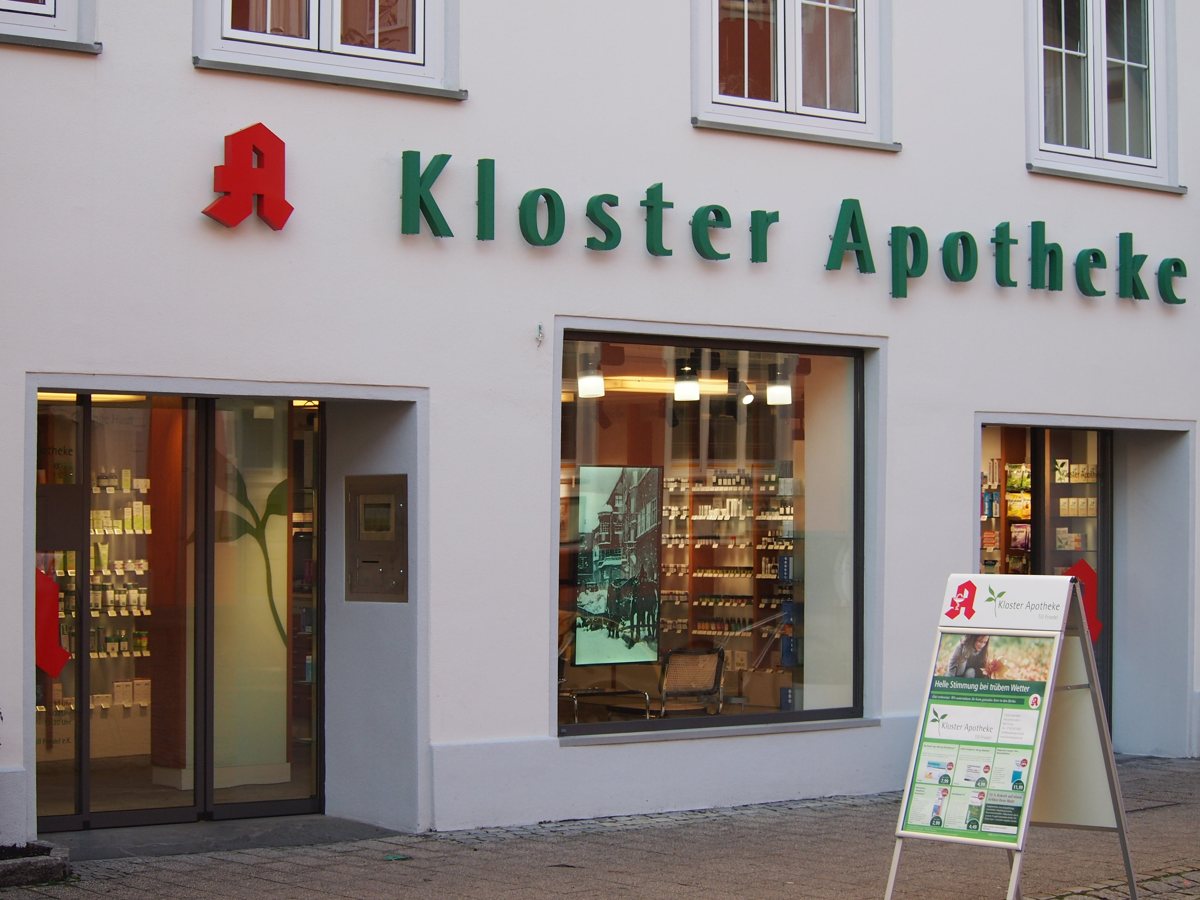 Eingang und Schaufenster der Kloster-Apotheke Isny heute